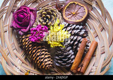 Korb mit Blumen Stockfoto