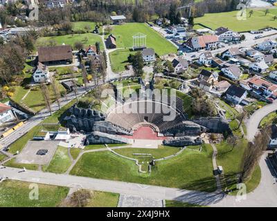 Kaiseraugst, Schweiz - 28. März. 2023: Drohnenblick über das antike römische Amphitheater in Augusta Raurica in Kaiseraugst. Es wurde von gegründet Stockfoto