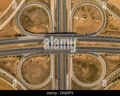 Luftaufnahme der Kreuzung zwischen den Autobahnen A-4 und A-43 bei Manzanares in der Region La Mancha (Ciudad Real, Castilla La Mancha, Spanien) Stockfoto