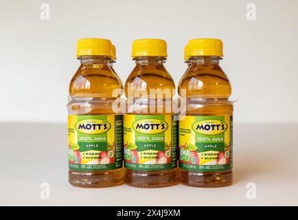 BEMIDJI, MN - 17. NOV 2020: Kunststoffflaschen mit Motts-Apfelsaft in 6er-Packung das Produkt enthält 100 % Saft. Stockfoto
