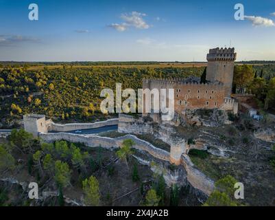 Luftaufnahme der Burg Alarcón bei Sonnenuntergang (Cuenca, Castilla la Mancha, Spanien) ESP: Vista aérea del castillo de Alarcón al atardecer (Cuenca, España) Stockfoto