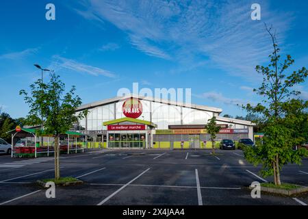 Außenansicht eines Grand Frais Stores. Grand Frais ist eine französische Supermarktkette, die auf frische Produkte und Lebensmittel spezialisiert ist Stockfoto