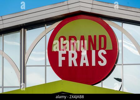 Schild und Logo eines Grand Frais Stores. Grand Frais ist eine französische Supermarktkette, die auf frische Produkte und Lebensmittel spezialisiert ist Stockfoto