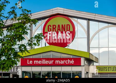 Schild und Logo eines Grand Frais Stores. Grand Frais ist eine französische Supermarktkette, die auf frische Produkte und Lebensmittel spezialisiert ist Stockfoto