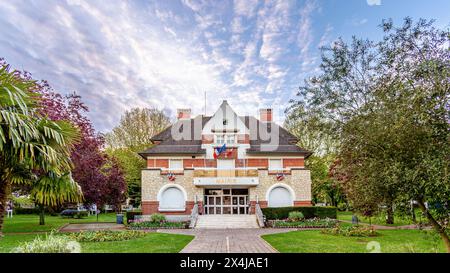 Außenansicht des Rathauses von Roissy-en-France, im französischen Departement Val-d'Oise, in der Region Ile-de-France, nordöstlich von Paris, Frankreich Stockfoto