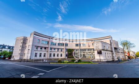 Außenansicht des Rathauses von Goussainville, einer französischen Gemeinde im Departement Val-d'Oise in der französischen Region Ile-de-France Stockfoto