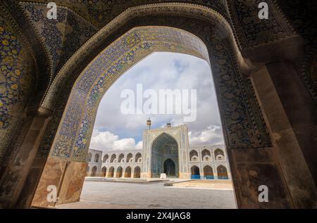 Atemberaubende persisch-islamische Architektur mit Minaretten und komplizierten Fliesen in leuchtenden Blautönen. Imam-Moschee, Naqsh-e Jahan-Platz, Isfahan, Iran. Stockfoto