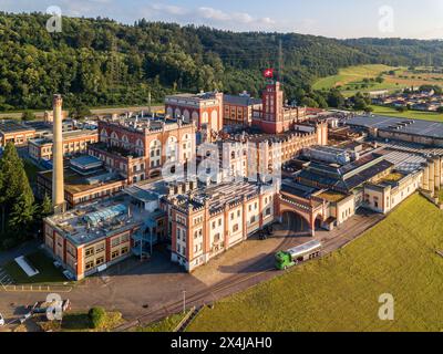 Rheinfelden, Schweiz - 2. Juli. 2023: Die Brauerei Feldschlöesschen, der größte Getränkehersteller der Schweiz. Sie wurde 1876 im Burgstil erbaut Stockfoto