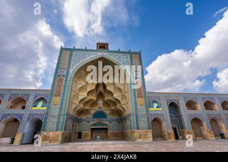 Innenansicht der Jammeh-Moschee mit komplexen geometrischen Mustern und Designs. Ein Zeugnis über 800 Jahre persischer Handwerkskunst. Jammeh-Moschee Stockfoto