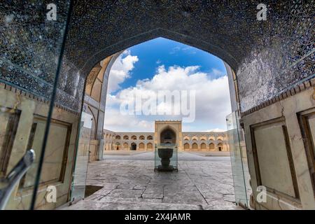 Innenansicht der Jammeh-Moschee mit komplexen geometrischen Mustern und Designs. Ein Zeugnis über 800 Jahre persischer Handwerkskunst. Jammeh-Moschee Stockfoto