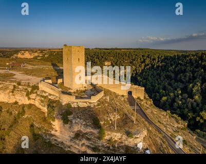 Luftaufnahme des Torre de Armas (Waffenturm) der Burg Alarcón bei Sonnenuntergang (Cuenca, Castilla la Mancha, Spanien) Stockfoto