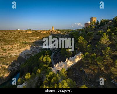 Luftaufnahme der Stadt Alarcón bei Sonnenuntergang (Cuenca, Castilla la Mancha, Spanien) ESP: Vista aérea del pueblo de Alarcón al atardecer (Cuenca, España) Stockfoto