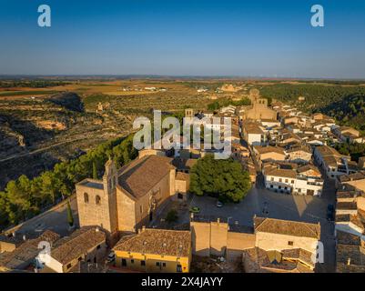 Luftaufnahme der Stadt Alarcón bei Sonnenuntergang (Cuenca, Castilla la Mancha, Spanien) ESP: Vista aérea del pueblo de Alarcón al atardecer (Cuenca, España) Stockfoto