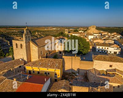 Luftaufnahme der Stadt Alarcón bei Sonnenuntergang (Cuenca, Castilla la Mancha, Spanien) ESP: Vista aérea del pueblo de Alarcón al atardecer (Cuenca, España) Stockfoto