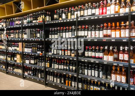 Weinflaschen in Regalen in einer Weinhandlung. Stockfoto