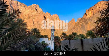 Die westlichen Hajar-Berge erheben sich über der Moschee im Dorf bald Sayt (Balad Sayt), Oman Stockfoto