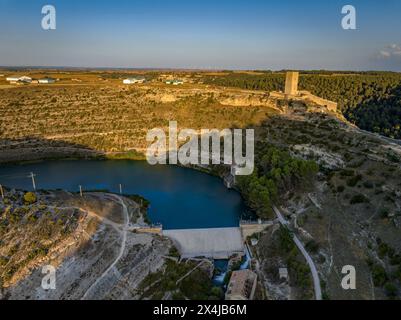 El Picazo / Henchideros Stausee, am Fluss Júcar, neben der Stadt Alarcón bei Sonnenuntergang (Cuenca, Castilla la Mancha, Spanien) Stockfoto