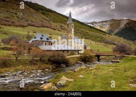 Montgarri Schutzgebiet und Schutzgebiet an einem bewölkten Herbsttag. Im Vordergrund der Fluss Noguera Pallaresa (Aran-Tal Lleida, Katalonien, Spanien, Pyrenäen) Stockfoto