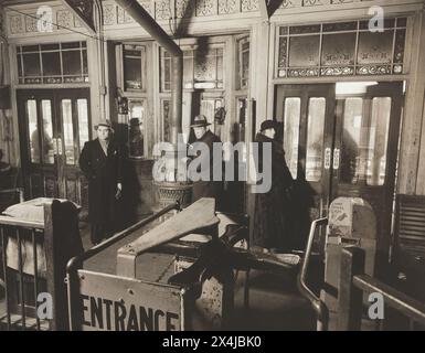 El Station, Sixth und Ninth Avenue Line, Downtown Side, 72nd Street und Columbus Avenue, New York City, New York, USA, Berenice Abbott, Federal Art Project, Changing New York, Februar 1936 Stockfoto