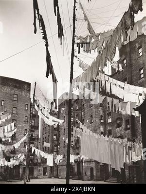 Innenhof der Mietshäuser mit Wäschereianlagen, Yorkville, New York City, New York, USA, Berenice Abbott, Federal Art Project, Changing New York, März 1936 Stockfoto