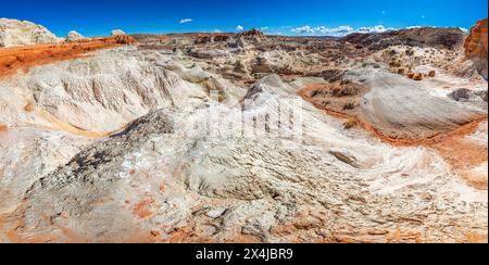 Wunderschöner weißer Sandstein, gemischt mit rotem Felsen, der die Toadstool Hoodoos in Kanab Utah Grand Staircase-Escalante National Monument umgibt, ist ein V Stockfoto