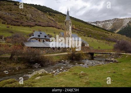 Montgarri Schutzgebiet und Schutzgebiet an einem bewölkten Herbsttag. Im Vordergrund der Fluss Noguera Pallaresa, Aran-Tal, Lleida, Katalonien, Spanien, Pyrenäen Stockfoto