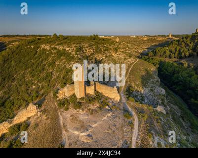 Torre Cañavate Turm und Teil der alten Mauer neben der Stadt Alarcón (Cuenca, Castilla la Mancha, Spanien) ESP: Torre de Cañavate, Alarcón Stockfoto