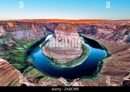 Das fantastische Panorama des Horseshoe Bend in Page Arizona zeigt die rosa Inversionsschicht und die dramatische Hufeisenform, aus der der Colorado River fließt. Stockfoto