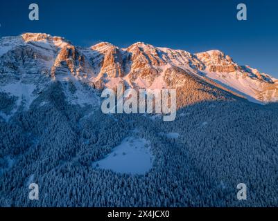 Sonnenaufgang über der Serra del Cadí und Prat de Cadí nach einem Schneefall und mit dem abnehmenden Mond (Cerdanya, Katalonien, Spanien, Pyrenäen) Stockfoto