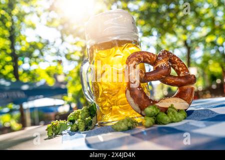 Bier mit Brezel auf dem Oktoberfest in München Stockfoto