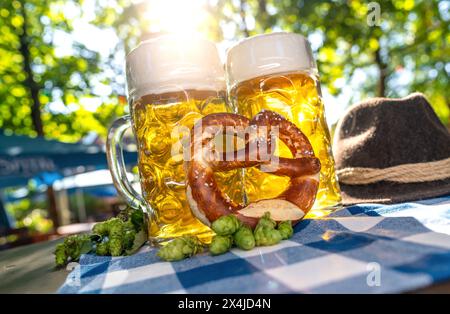 Bierbecher auf dem Oktoberfest in München Stockfoto