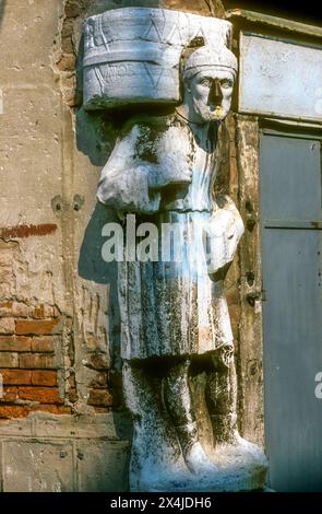 1991 Archivfoto einer Statue im Campo dei Mori, Venedig. Es stammt aus dem 13. Jahrhundert und ist ein levantinischer Kaufmann, bekannt als Sior Antonio Rioba. Die Nase der Statue wurde im 19. Jahrhundert durch ein improvisiertes Stück Eisen ersetzt, seitdem man glaubt, es sei Glück, sie zu reiben. Stockfoto