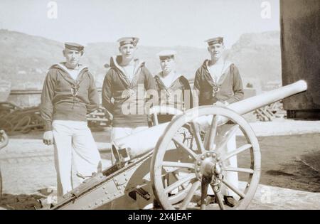 Matrosen der HMS Birmingham posieren mit einem 12-Pfünder-Marinelandungsgewehr, um 1920 Stockfoto