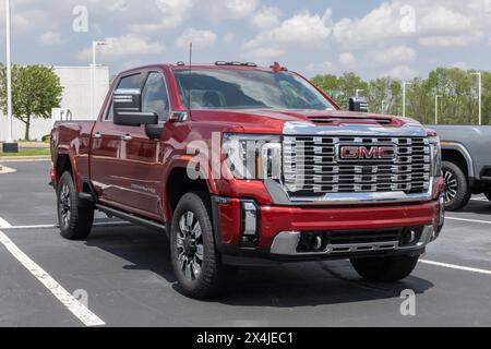 Kokomo - 2. Mai 2024: GMC Sierra 2500 4WD Crew Cab Denali Display. GMC bietet die Sierra 2500 in den Modellen Pro, SLE, SLT, AT4 und Denali an. MEIN:2024 Stockfoto