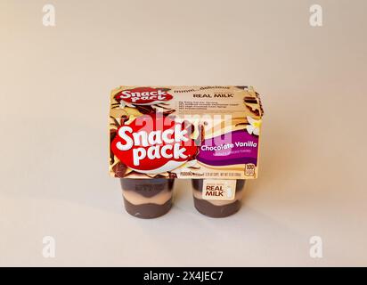 BEMIDJI, MN - 17 NOV 2020: Packung Snack Pack Pudding Food mit 4 Packungen Schokolade Vanilla Snack Dessert mit echter Milch. Stockfoto