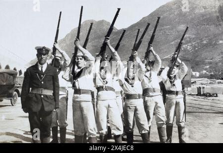 Eine Landparty der Royal Navy, die vermutlich von der HMS Birmingham stammt und mit dem Shart-Magazin Lee-Enfield Rifles posierte, um 1920er Jahre Stockfoto