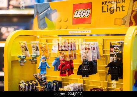 Kopenhagen, Dänemark - 7. April 2024: LEGO Schlüsselanhänger Lego Shop am Flughafen Kopenhagen. Stockfoto