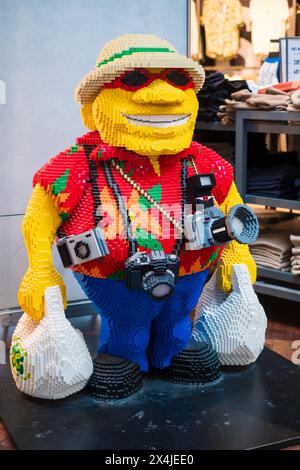 Kopenhagen, Dänemark - 7. April 2024: Riesige Lego-Skulptur eines lächelnden Kameramanns im Lego-Shop am Flughafen Kopenhagen. Stockfoto