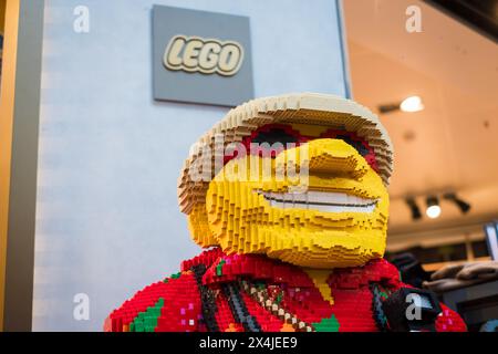 Kopenhagen, Dänemark - 7. April 2024: Riesige Lego-Skulptur eines lächelnden Mannes im Lego-Shop am Flughafen Kopenhagen. Stockfoto