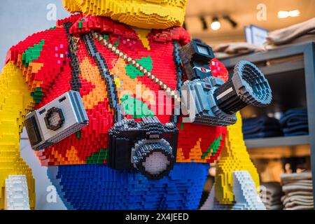 Kopenhagen, Dänemark - 7. April 2024: Riesige Lego-Skulptur von Kameras im Lego-Shop am Flughafen Kopenhagen. Stockfoto