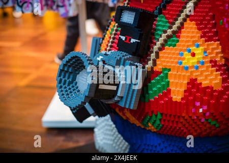 Kopenhagen, Dänemark - 7. April 2024: Riesige Lego-Skulptur einer Fotokamera im Lego-Shop am Flughafen Kopenhagen. Stockfoto