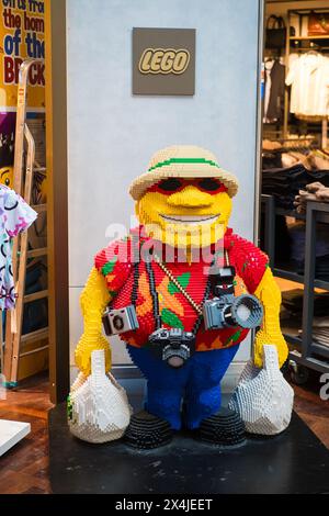 Kopenhagen, Dänemark - 7. April 2024: Riesige Lego-Skulptur eines lächelnden Kameramanns im Lego-Shop am Flughafen Kopenhagen. Stockfoto