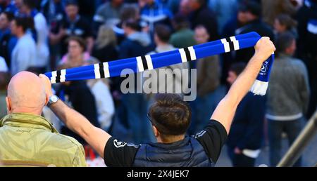 Hamburg, Deutschland. Mai 2024. Fußball: Bundesliga 2, Hamburger SV - FC St. Pauli, Spieltag 32, Volksparkstadion. Ein HSV-Unterstützer hält seinen Schal jubelnd hoch. Quelle: Jonas Walzberg/dpa/Alamy Live News Stockfoto