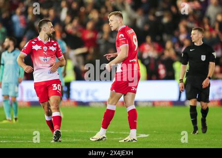 Barnsley, Großbritannien. Mai 2024. Barnsley Stürmer Sam Cosgrove (9) erzielt ein TOR 1-2 und feiert Barnsley Mittelfeldspieler Adam Phillips (30) während der Barnsley FC gegen Bolton Wanderers FC SKY BET League One Play-offs Halbfinale 1st Leg in Oakwell, Barnsley, England, Großbritannien am 3. Mai 2024 Credit: Every Second Media/Alamy Live News Stockfoto