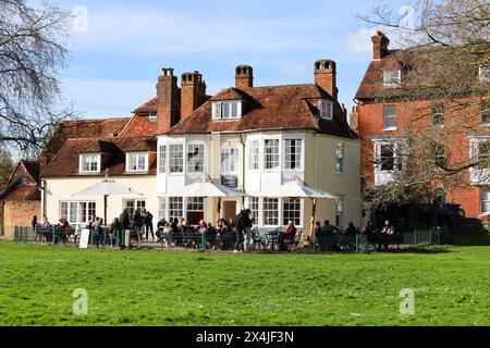 Salisbury, England - 29. März 2024: Gemütliche Café-Bar neben der Kathedrale von Salisbury Stockfoto