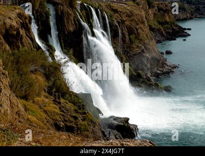 Wunderschöner Blick auf die Wasserfälle Lower Duden mit seinem dramatischen 40 Meter hohen Absturz ins Mittelmeer, Antalya, Turkiye, Türkei. Stockfoto