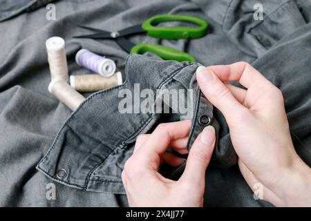 Hände der Nähfrau, Hobby-Zeit Stockfoto