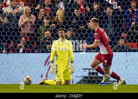 Sam Cosgrove von Barnsley erzielt das erste Tor des Spiels während des Play-off-Spiels der Sky Bet League One, Halbfinale und Erstleg-Matches in Oakwell, Barnsley. Bilddatum: Freitag, 3. Mai 2024. Stockfoto