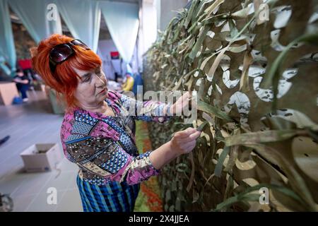 Kiew, Kiew-Stadt, Ukraine. Mai 2024. Freiwillige Helfer im žVolunteer Center - helfen Armee und Zivilisten, Tarnnetze für ukrainische Frontsoldaten zu bauen. (Kreditbild: © Andreas Stroh/ZUMA Press Wire) NUR REDAKTIONELLE VERWENDUNG! Nicht für kommerzielle ZWECKE! Stockfoto