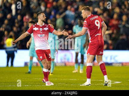 Sam Cosgrove von Barnsley (rechts) feiert das erste Tor ihrer Mannschaft im Play-off der Sky Bet League One, Halbfinale und Erstleg in Oakwell, Barnsley. Bilddatum: Freitag, 3. Mai 2024. Stockfoto